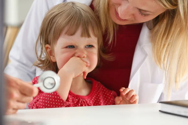 Pequeño niño asustado en la recepción del médico — Foto de Stock