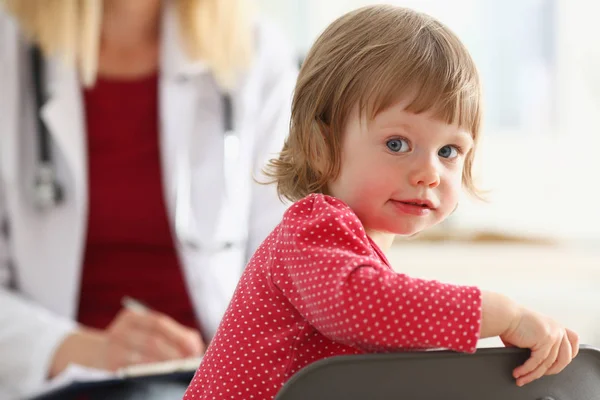 Litet barn med mor barnläkare receptionen — Stockfoto