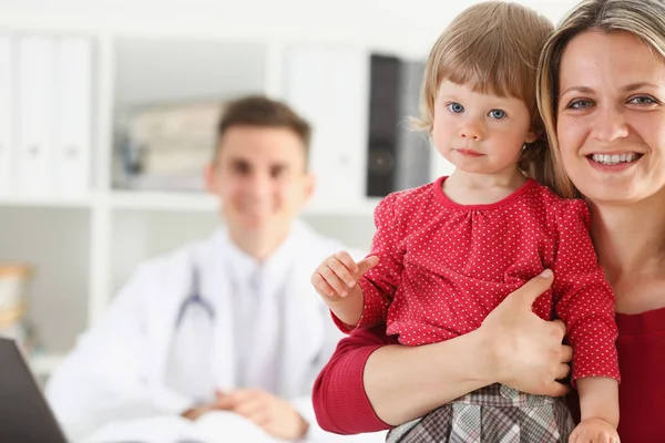 Pequeño niño con madre en la recepción del pediatra —  Fotos de Stock
