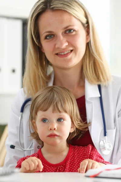 Маленький ребенок на приеме у педиатра — стоковое фото
