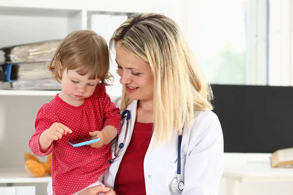 Lilla barnet barnläkare receptionen — Stockfoto