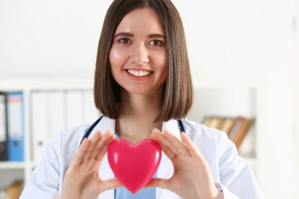 Médecine féminine médecin tenir dans les mains jouet rouge coeur — Photo