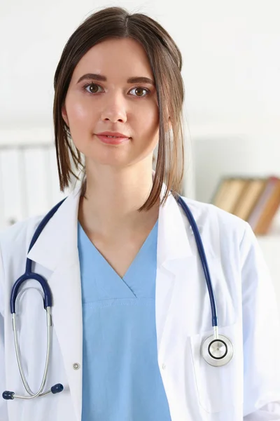 Bonita sorridente fêmea médico stand no escritório retrato — Fotografia de Stock