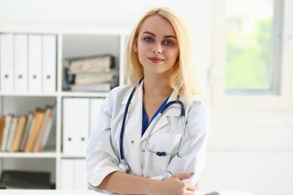 Hermosa mujer sonriente médico de pie en el retrato de oficina —  Fotos de Stock