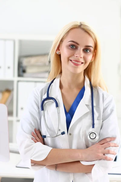 Красива усміхнена жінка-лікар стоїть в офісному портреті — стокове фото