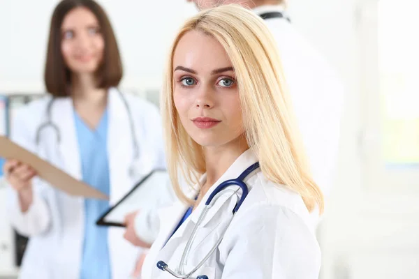 Hermosa mujer sonriente médico de pie en el retrato de oficina —  Fotos de Stock