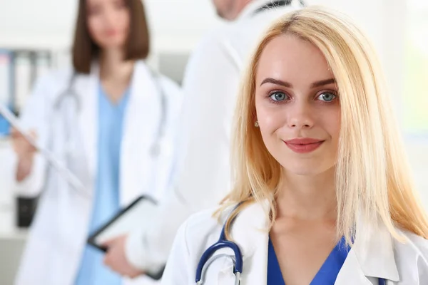 Schön lächelnde Ärztin steht im Büro Porträt — Stockfoto