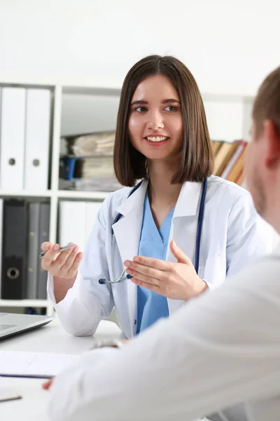 Besorgte schöne Ärztin diskutiert Problem mit traurigem Patienten — Stockfoto