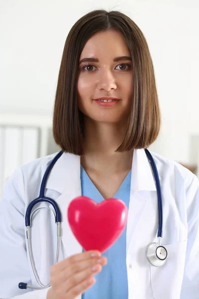 Medicina feminina médico segurar nas mãos vermelho brinquedo coração — Fotografia de Stock