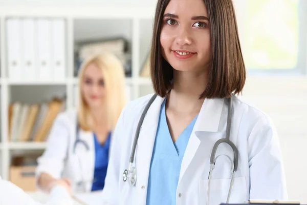 Schön lächelnde Ärztin steht im Büro Porträt — Stockfoto