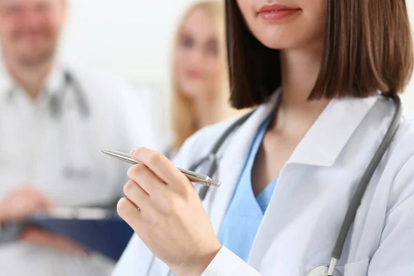 Kvinnliga läkare håller Urklipp pad och fyll sjukdomshistoria — Stockfoto