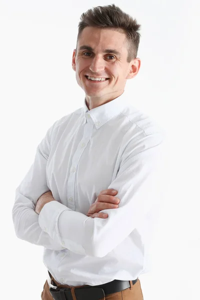 Beyaz bir gömlek bir yakışıklı gülümseme genç adam portresi — Stok fotoğraf