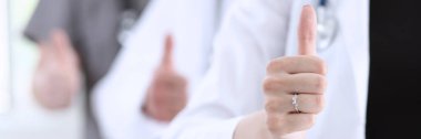 Doktor eller grup göstermek Tamam'ı veya onay işareti