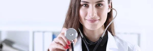 Kvinnliga medicine doktor handen håller stetoskopet chef närbild — Stockfoto