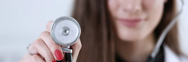 Female medicine doctor hand holding stethoscope head closeup — Stock Photo, Image