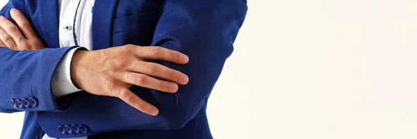 Manliga händer i kostym korsade på bröstet närbild — Stockfoto