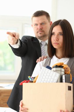 Kızgın diye bağıran patron gelin çıkmak için kolu