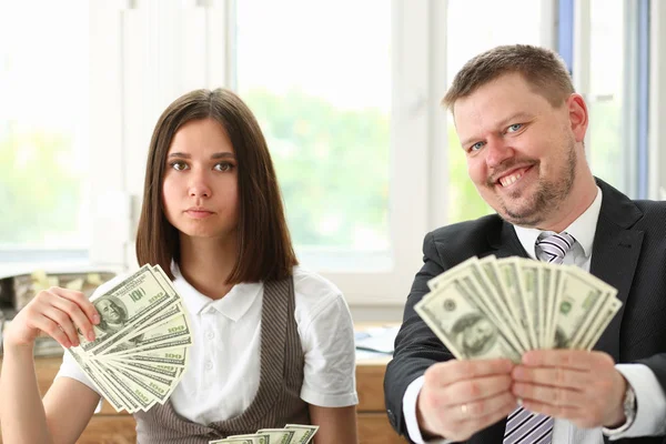 Mann und Frau genießen leichtes Geld in Form von Betrug — Stockfoto