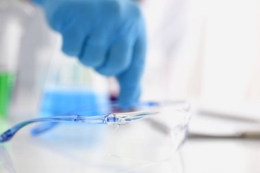 Koruyucu cerrahi operasyonlar ve kimyasal gaz araştırma için koruyucu gözlük