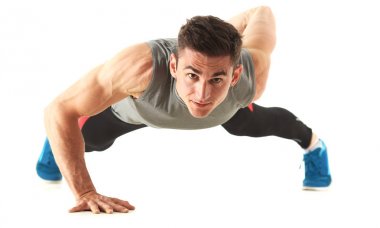 Fitness adam beyaz zemin isoladed gelen sıkma
