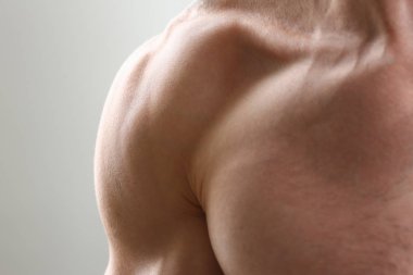 Fitness adam arka plan omuz biceps göğüs kasları
