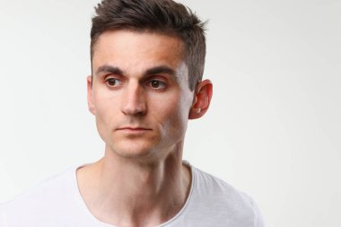 adam portre sevimli gri bir arka plan üzerinde beyaz kolsuz bluz