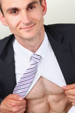 Kravat RIP Elbiselerini çıkarıp gövde gösteren abs yakışıklı gülümseyen adam.