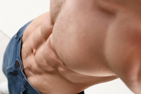 Naciśnij silnych mężczyzn dzięki diecie i nieustanne szkolenia — Zdjęcie stockowe