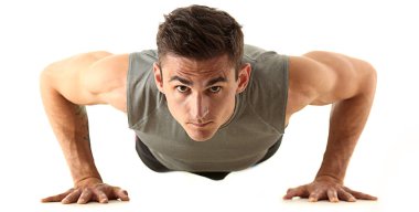Fitness adam beyaz zemin isoladed gelen sıkma