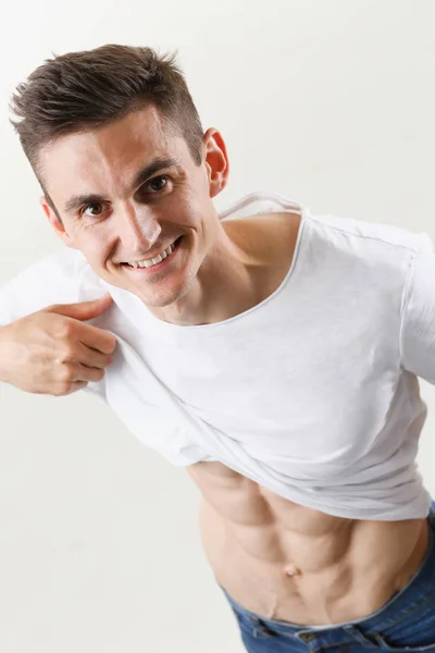 Gri bir arka plan üzerinde beyaz fitness adam portresi — Stok fotoğraf