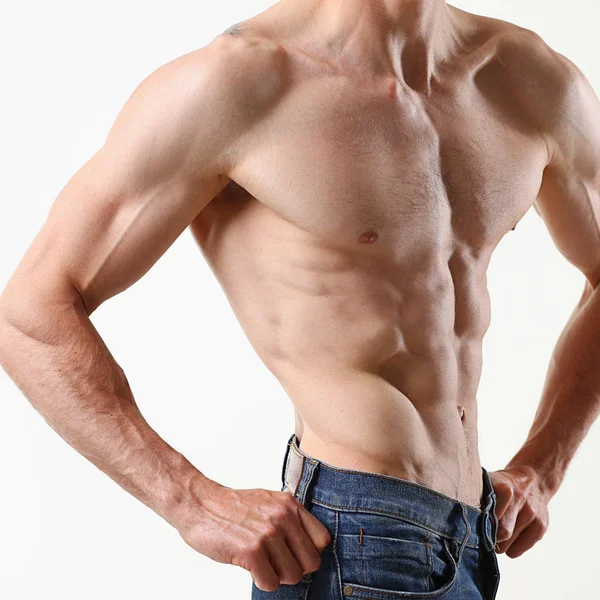 ダイエットと一定の訓練のおかげで強力な男性のプレス — ストック写真