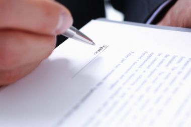 Takım elbiseli erkek kol ve kravat dolgu formu pedlere tutturuldu