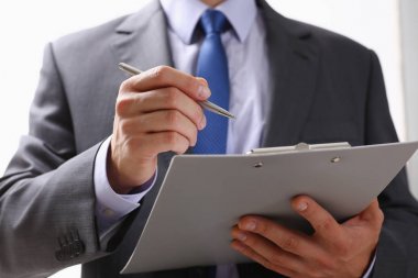 Erkek el holding gümüş kalem