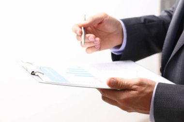 Erkek el holding gümüş kalem