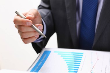 Erkek el holding gümüş kalem