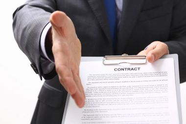 Takım elbiseli adam ve vermek el Merhaba, gibi ofiste kravat.