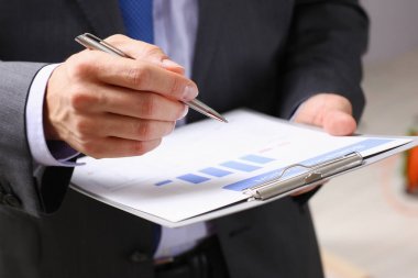 Erkek el holding gümüş kalem