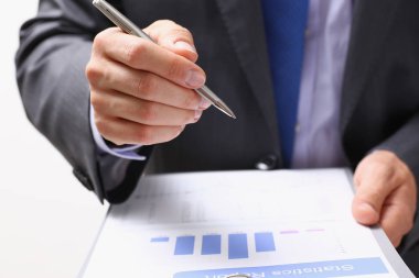 Erkek el holding gümüş kalem