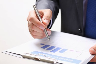 Erkek el holding gümüş kalem