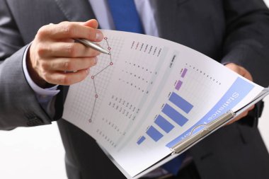 Erkek el holding gümüş kalem