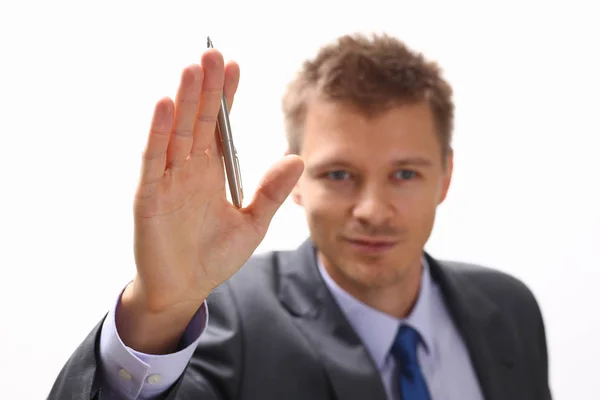 Liikemies pitää kädestä kynä seminaarissa — kuvapankkivalokuva