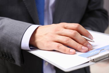Erkek el holding gümüş kalem