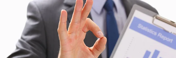 Mano masculina mostrando OK o confirmar signo con el pulgar hacia arriba —  Fotos de Stock