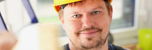 Brazo de trabajador sonriente sostiene retrato de cepillo —  Fotos de Stock