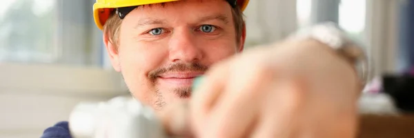 Trabalhador usando retrato de serra elétrica — Fotografia de Stock