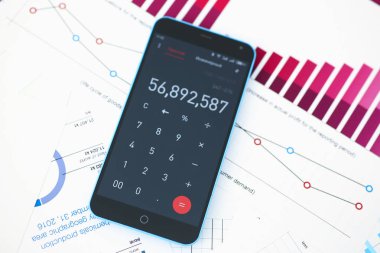 Smartphone hesap makinesi ve infographics mali istatistikler