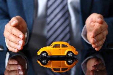 Erkek kolundan takım elbise ve kravat kapak sarı oyuncak araba