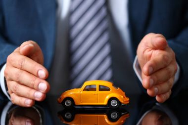 Erkek kolundan takım elbise ve kravat kapak sarı oyuncak araba