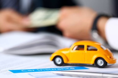 Masanın üzerinde yatan sigorta formu