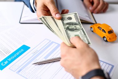 İstemci kol vermek yüz dolar faturaları sürüsü